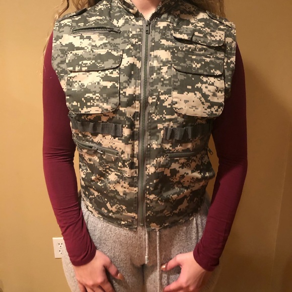 Digital Camo Ranger Vest - Picture 3 of 4